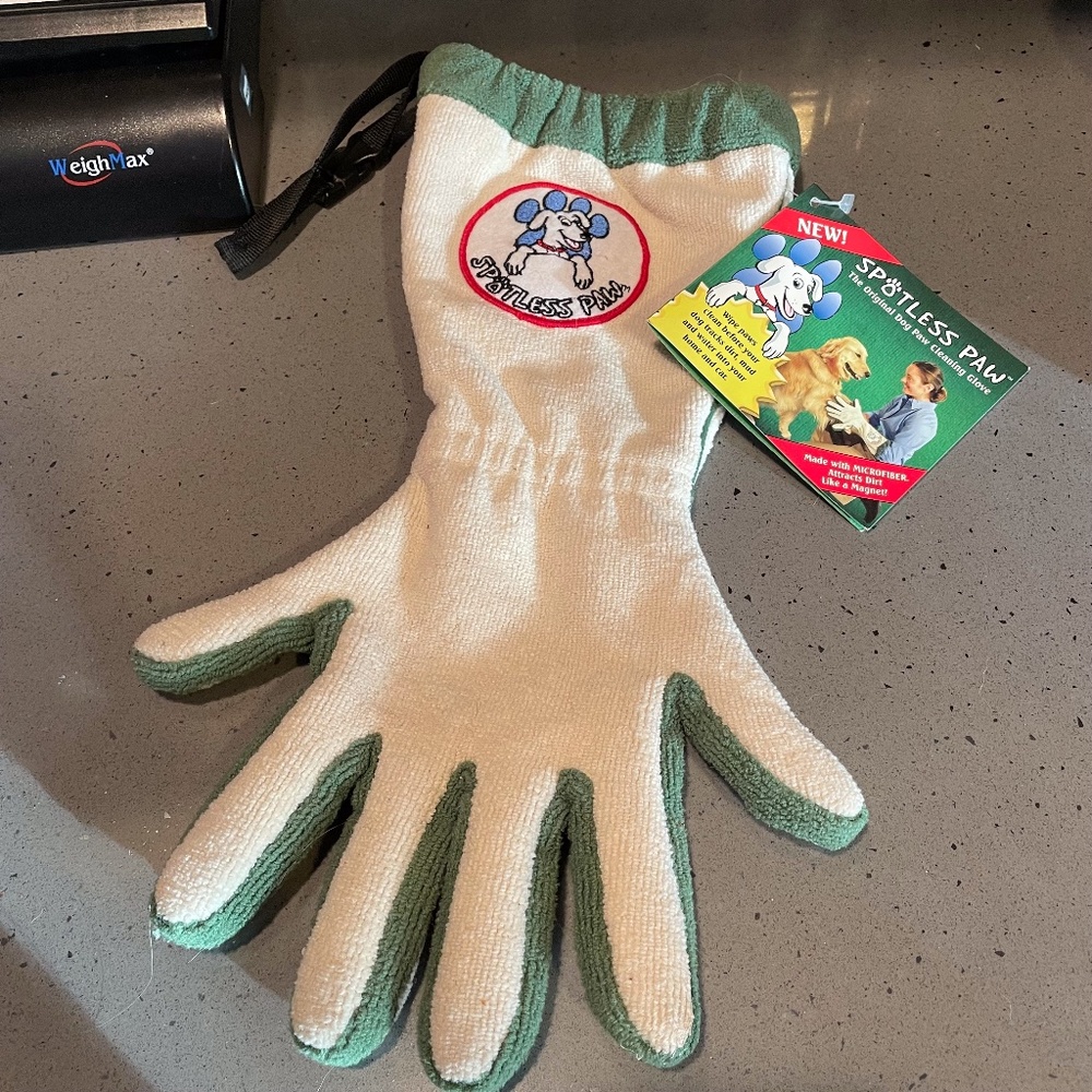 Spotless Paw dog paw cleaning glove
